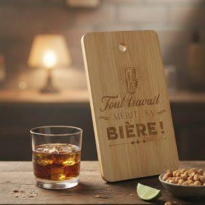 Planche apéro en bois - Tout travail mérite sa bière - 18,5x11cm